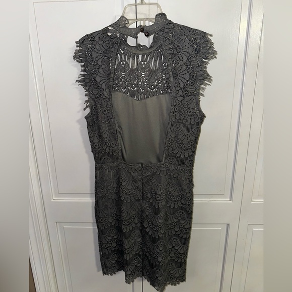 Light gray fitted mini dress with open back - Picture 2 of 2